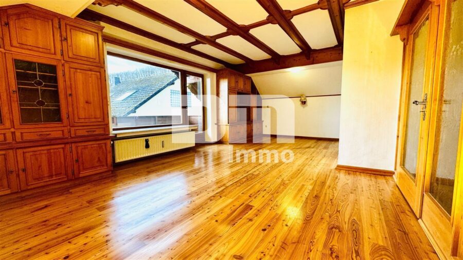 (R)eserviert!!!Hochwertiges 1-2 Familienhaus mit großem Garten in erhobener Ortsrandlage - DG Wohn /Esszimmer / Zugang Balkon